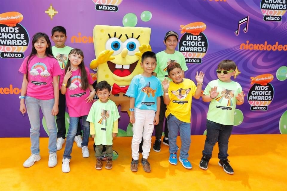 Bob Esponja no pudo faltar a la celebración de este año y posó acompañado de sus fans.