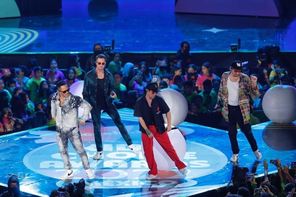 Big Time Rush interpretó 'Dale Pa' Ya', su primer sencillo en spanglish.