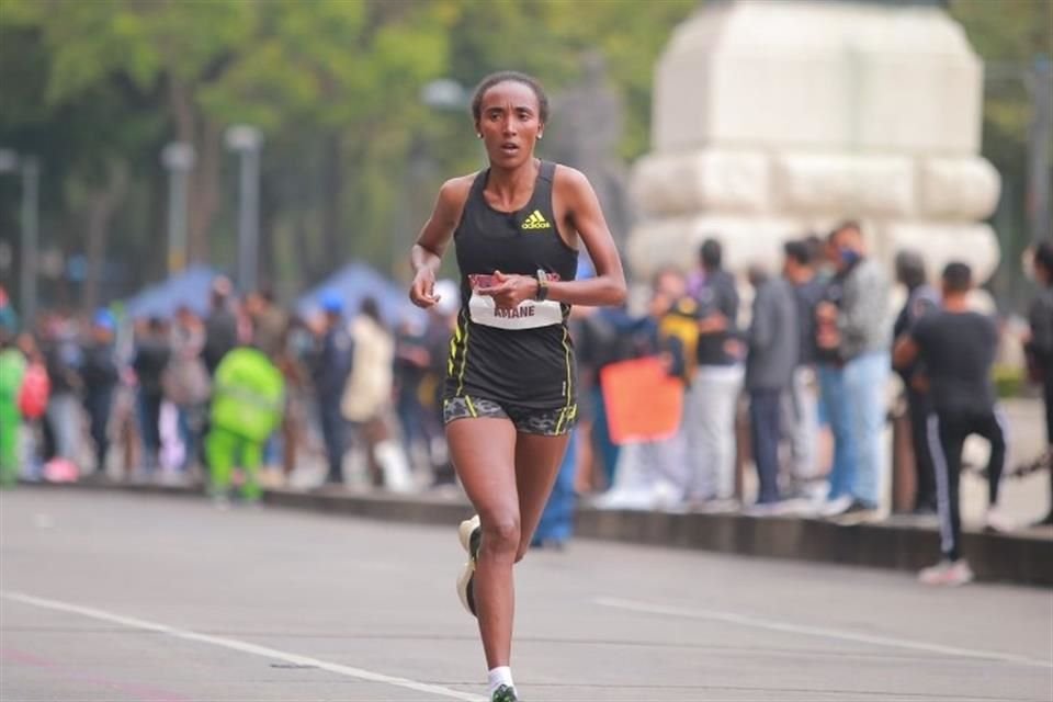 Amane Beriso rompió marca también en la rama femenil del Maratón de la CDMX.