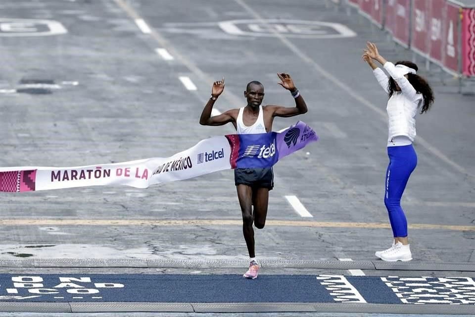 El momento soñado... Edwin Kiptoo cruzando la meta e imponiendo récord.