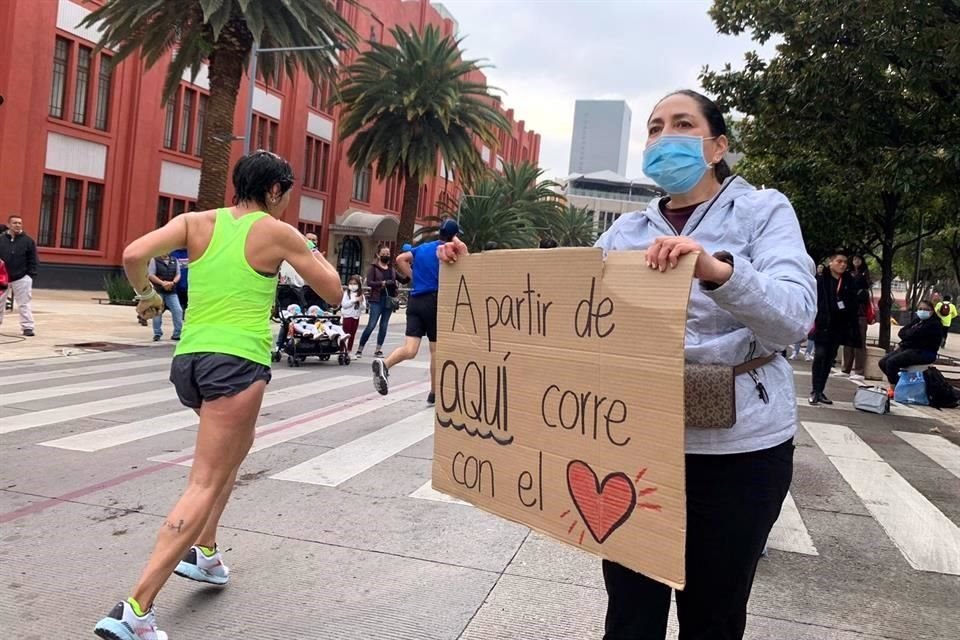 Una vez más, la gente salió a las calles para dar ánimo a los participantes.