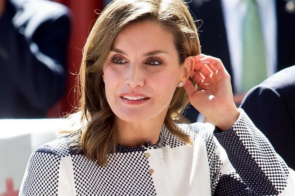 A punto de cumplir 50 años, la Reina Letizia halla su lugar en la monarquía española tras su compromiso con el entonces Príncipe Felipe.