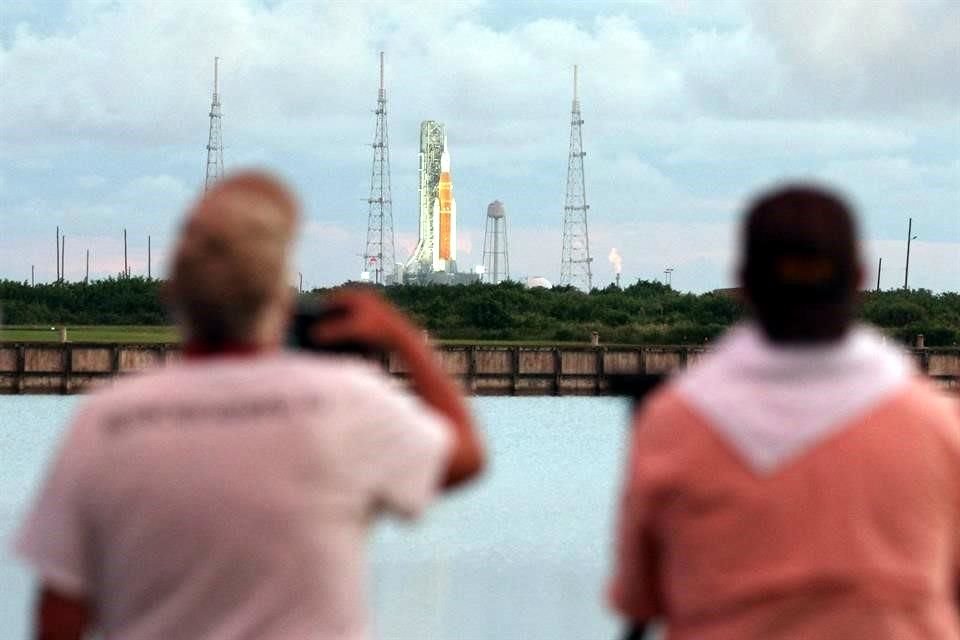 NASA trabaja para lograr el lanzamiento del cohete lunar.