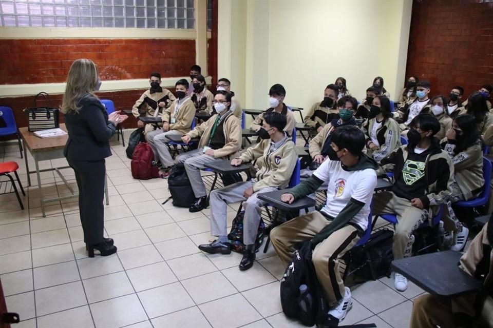 En la imagen, regreso a clases en la escuela secundaria técnica '5 de mayo' en la Colonia del Valle, CDMX.