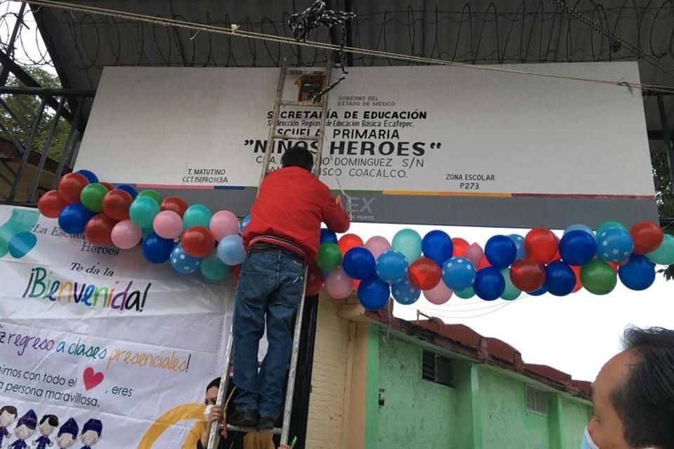 Aspectos del regreso a clases en la Escuela Primaria General Niños Héroes, en Coacalco, Estado de México.