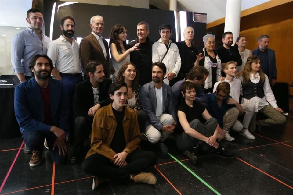 La primera temporada de Network contó con las participaciones de Daniel Giménez Cacho y Zuria Vega.