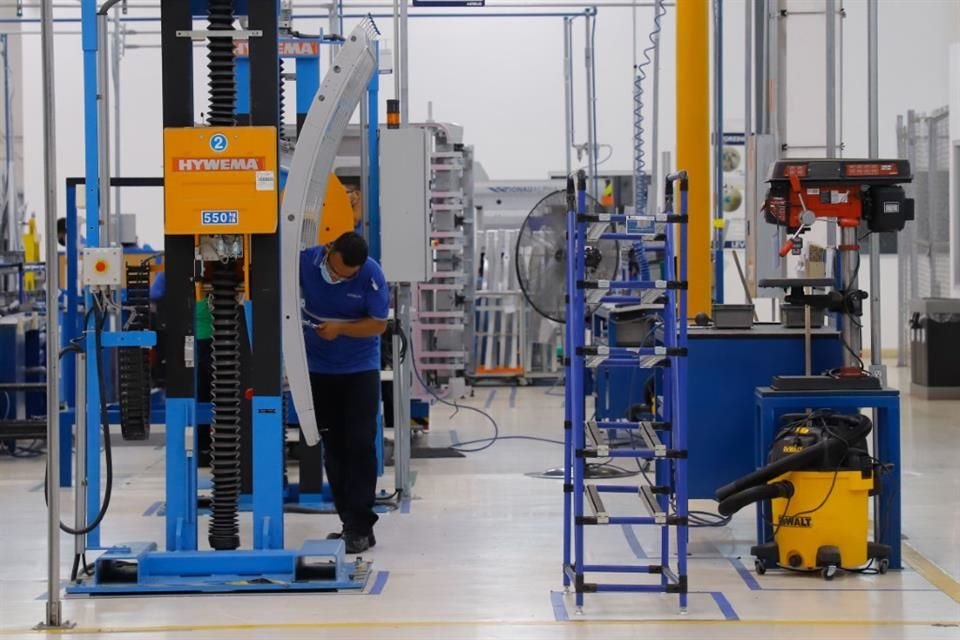 El avance de las industrias manufactureras de 1.58 por ciento impulsó a la actividad industrial del País.