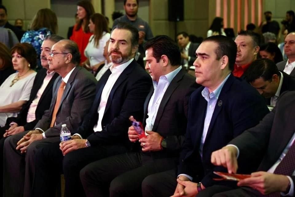 En el evento, que tiene por lema 'De aquí somos, así jalamos y no nos sordeamos', también están presentes Adrián de la Garza y Francisco Cienfuegos.