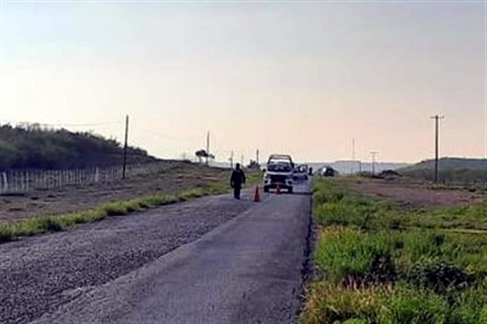 El vehículo fue hallado atravesado en la Carretera Linares-Lucio Blanco, cerca de los límites con Tamaulipas.