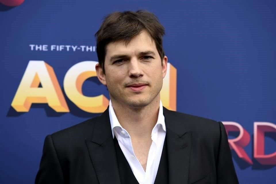 Ashton Kutcher perdió 5.4 kilogramos mientras entrenó para un maratón tras una deficiencia de salud.