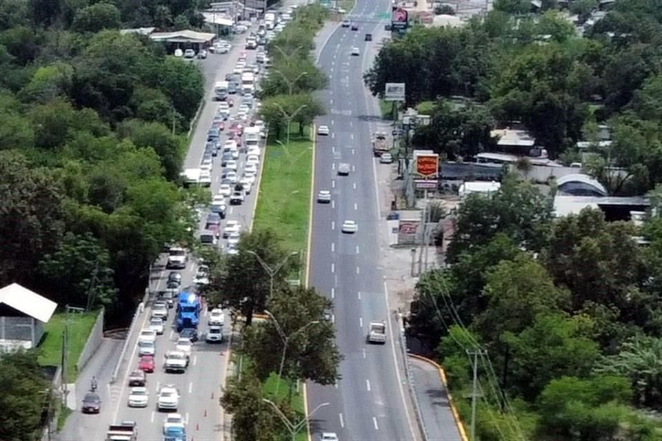 Decenas de conductores reportaron el cierre cerca de las 14:00 horas en los carriles de sur a norte.