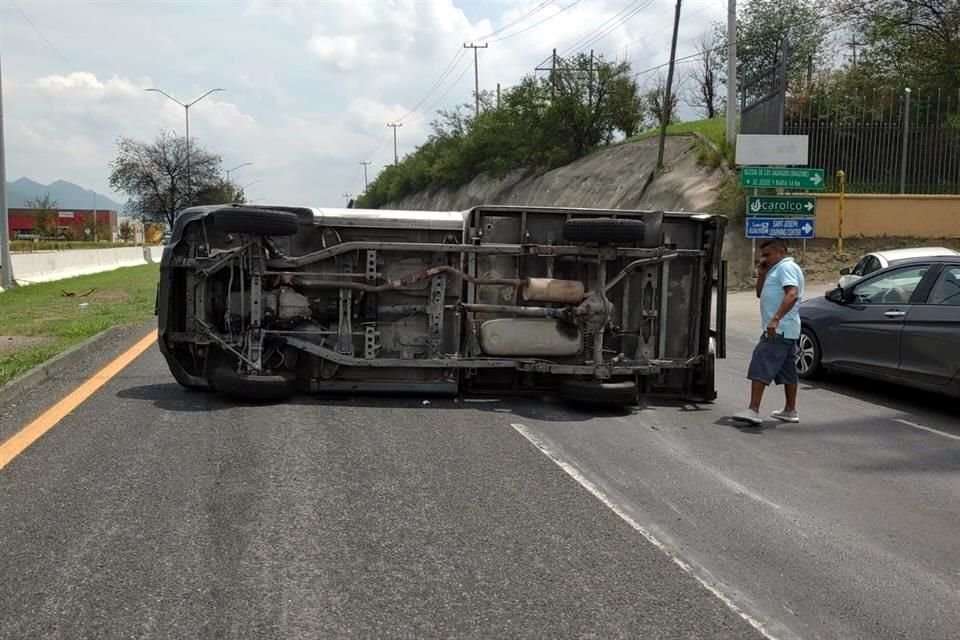 El accidente se registró cerca de las 14:00 horas, en la mencionada carretera, frente a la tienda HEB ubicada en El Uro.