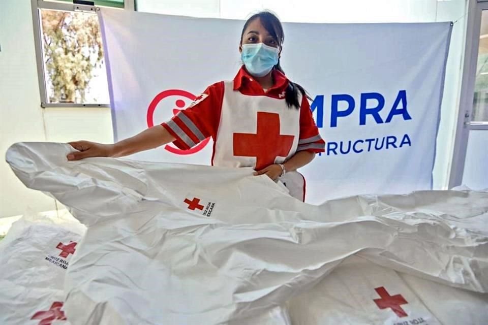 La Cruz Roja en el Estado de México recibió una donación de mil 800 trajes especiales de seguridad para atender a pacientes con Covid-19