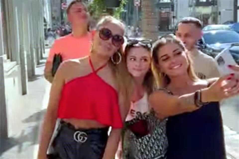 La doble de la estrella latina se tomó fotografía con los fans que se le acercaron.