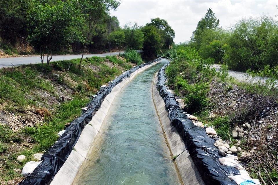 El convenio original establece que AyD sólo podía extraer agua del 27 de julio al 1 de agosto, y del 27 de agosto al 1 de septiembre, es decir, hasta mañana.
