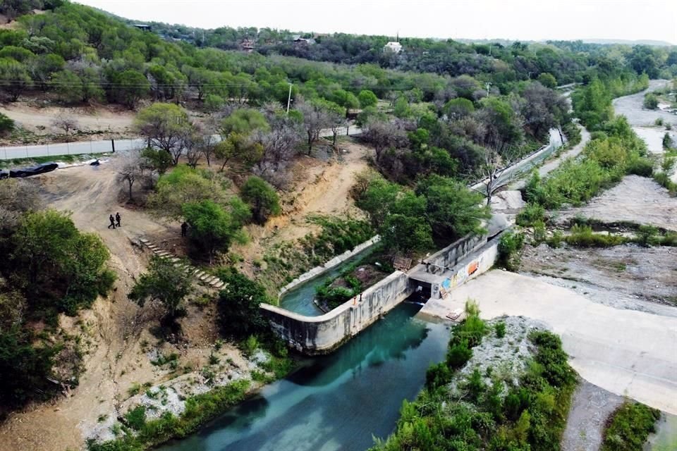 Hace dos semanas, tras una acusación similar, Juan Ignacio Barragán, director de AyD, dijo que había excedente de agua por lluvias recientes y que tenían permitido por la Conagua tomarlo.