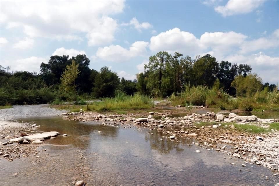 Otro habitante de la zona reclamó que las autoridades también atravesaron costales y cerraron otras tomas en el río para desviar el agua.