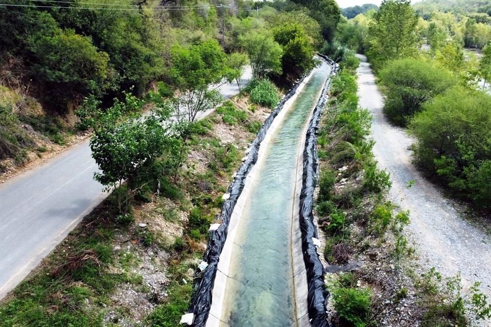 En el lugar, ubicado en el Ejido Las Puentes, en Montemorelos, se constató que costales de arena y plásticos fueron colocados a lo largo del canal, de tres kilómetros de largo.
