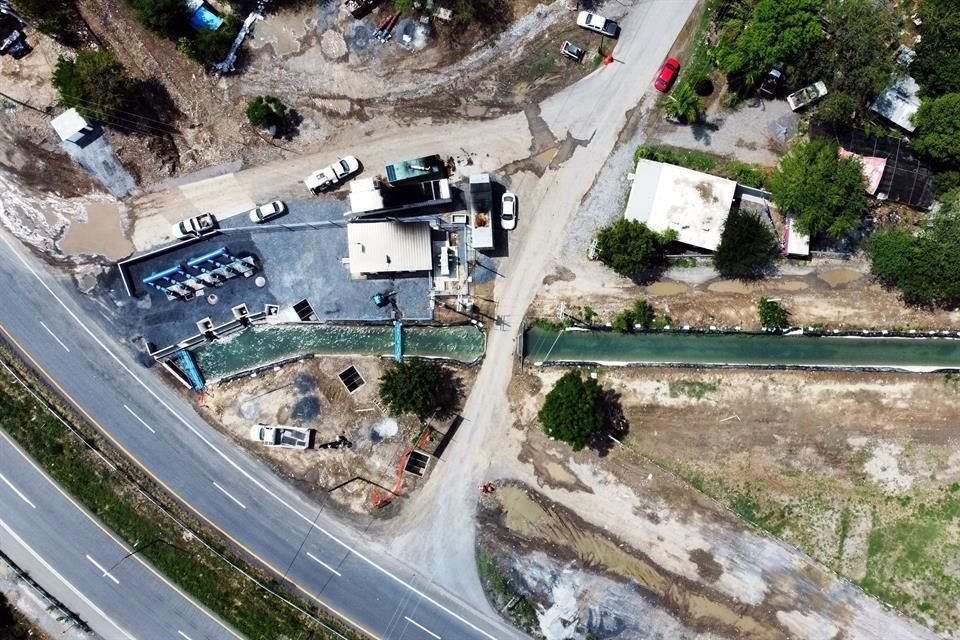En el kilómetro 3 del camino al Chapotal, personal de Fuerza Civil colocó un campamento de vigilancia bordeado con malla para resguardar la zona donde se hizo el desvío del río.