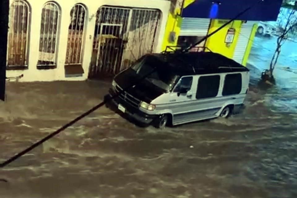 Una camioneta fue arrastrada por la corriente en la Colonia Rincón del Poniente, en Santa Catarina.