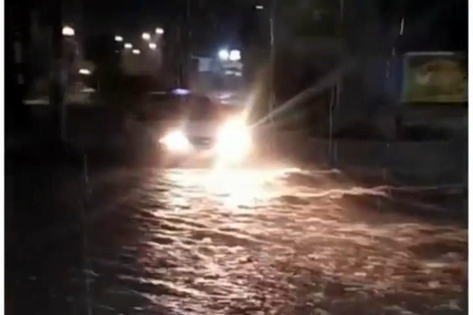 Vialidades de Juárez, Santa Catarina y Apodaca registraron inundaciones.