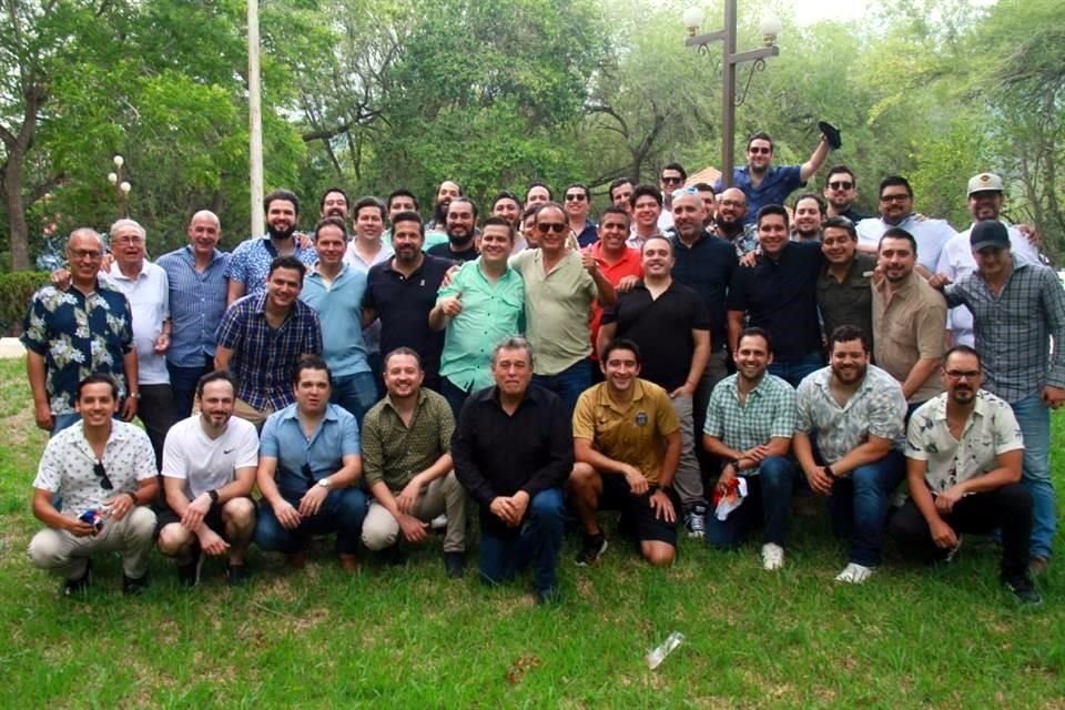 Adrián Méndez Valbuena con un grupo de amigos
