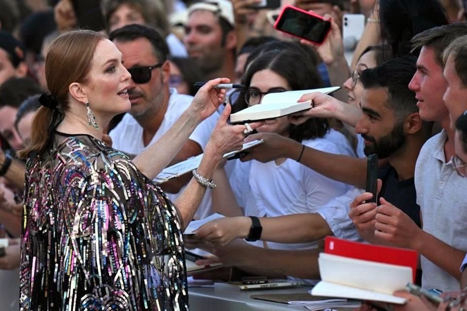 Julianne Moore, pese a ser presidenta del jurado, no dejó de lado la oportunidad de convivir con sus fans.