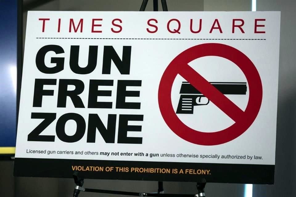 Un mensaje en Times Square señalando la prohibición a la portación de armas.