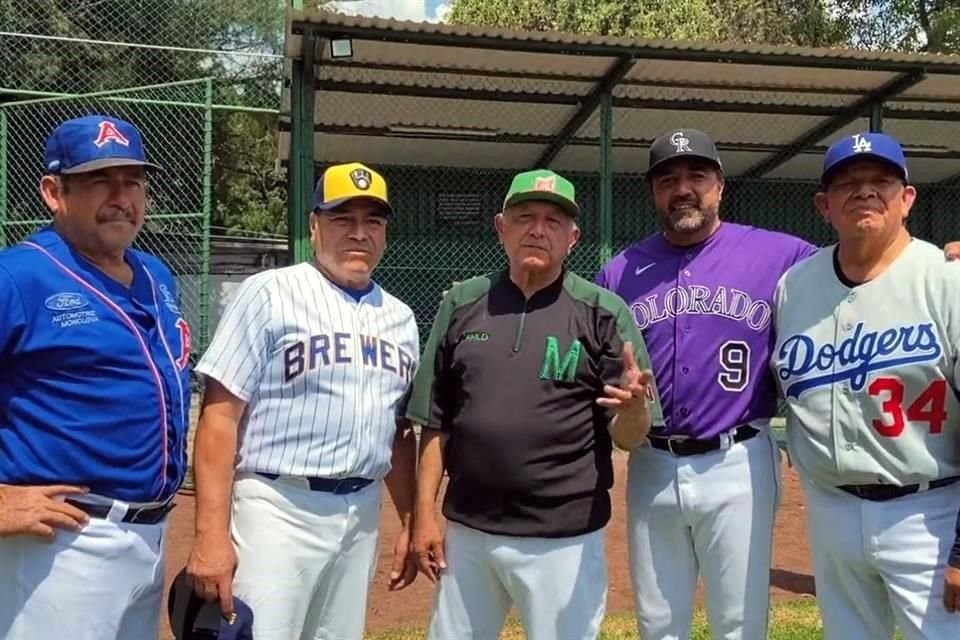 En víspera del Cuarto Informe de Gobierno, AMLO presumió práctica de béisbol en la que participaron leyendas mexicanas de las grandes ligas