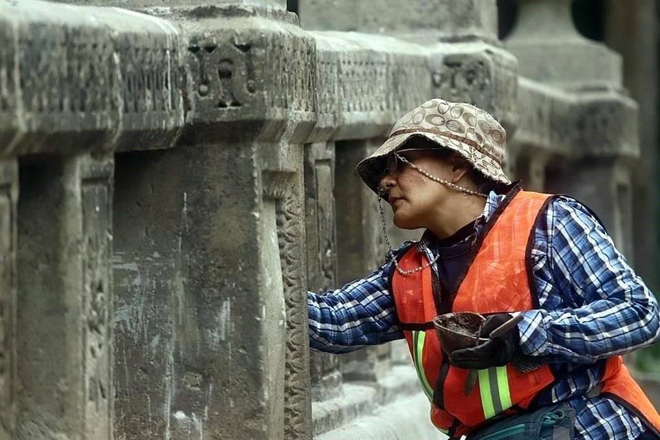 Artesanos dedicados a reducir grandes bloques de cantera se ocupan de construir con cincel porciones dañadas de las bancas en talleres.