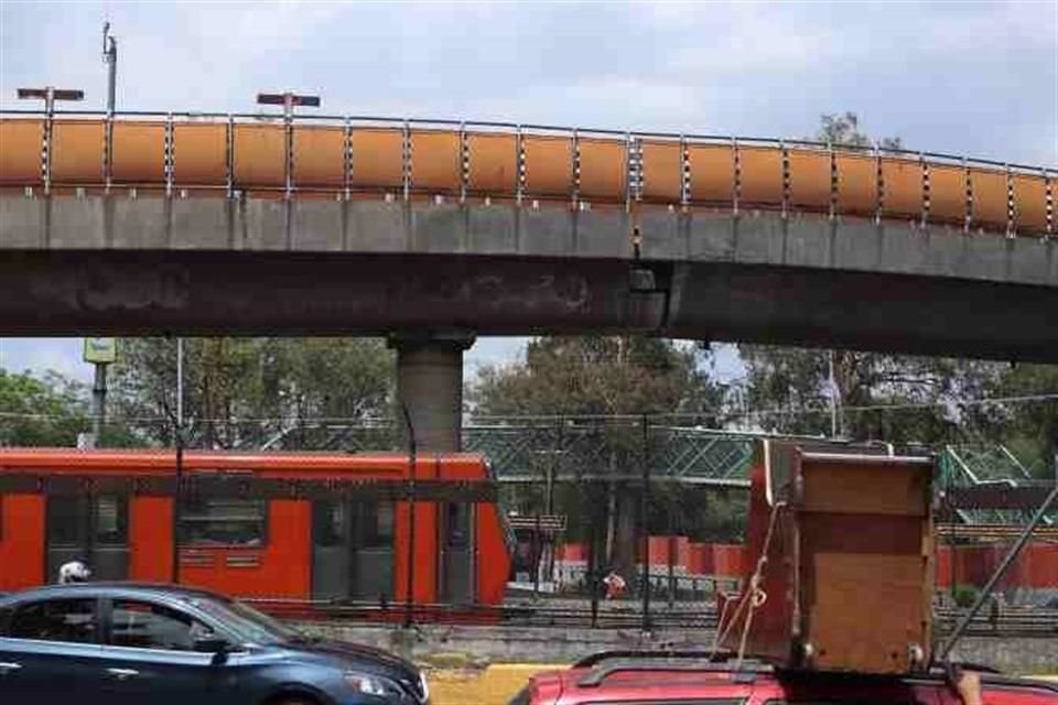 Sobre la Avenida Oceanía, entre San Juan de Aragón y el Distribuidor Heberto Castillo, los usuarios han señalado las ondulaciones visibles en la estructura elevada por donde circula el Metro.