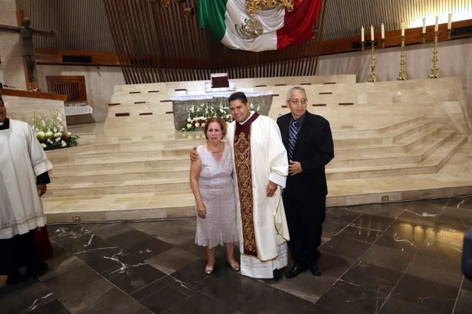 Maria Leticia Garza de Belmares , Marcos Daniel Belmares y José Gerardo Belmares Salinas