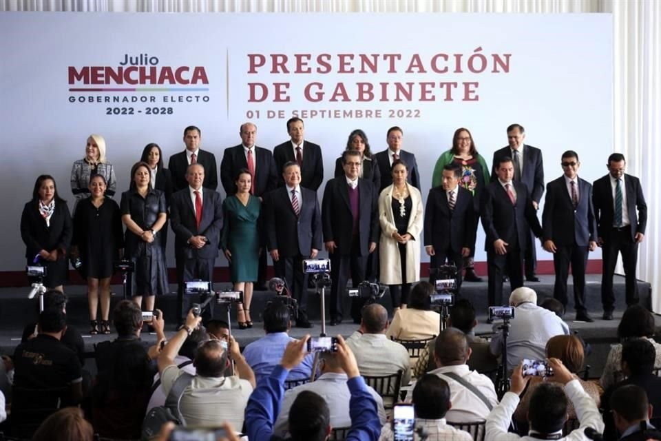 Menchaca y el grupo de colaboradores que presentó a la prensa.