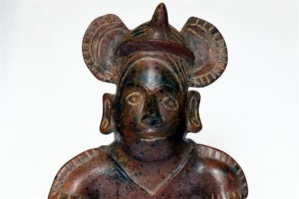 El Embajador de México en Bélgica, Rogelio Granguillhome, recibió esta pieza proveniente del occidente de México. Iba a ser subastada, pero su propietaria la entregó.