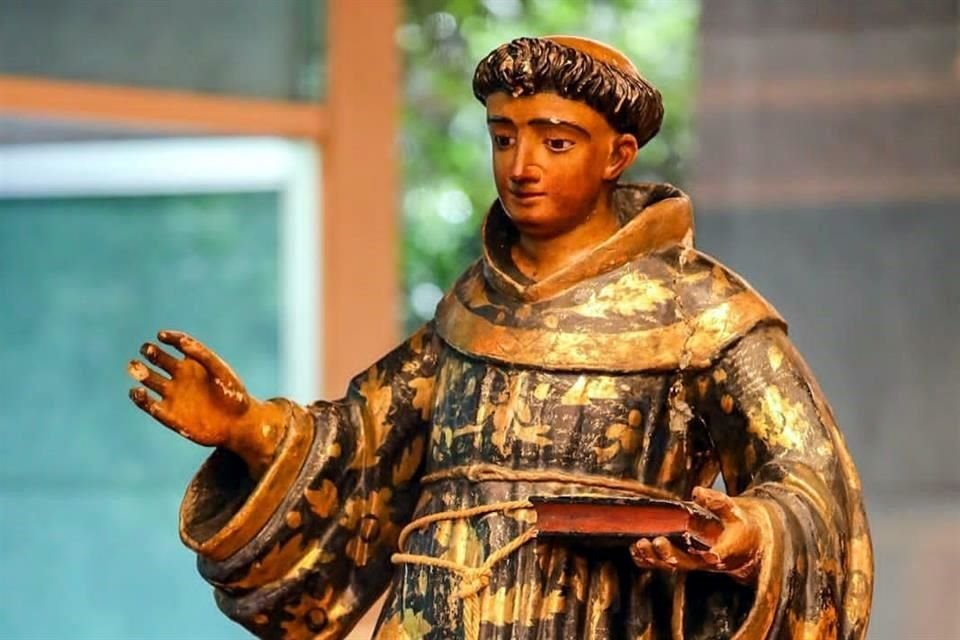 Escultura de un San Antonio de Padua recuperada por el FBI, entregada por el Embajador de Estados Unidos, Ken Salazar, a la Secretaria de Cultura, Alejandra Frausto.