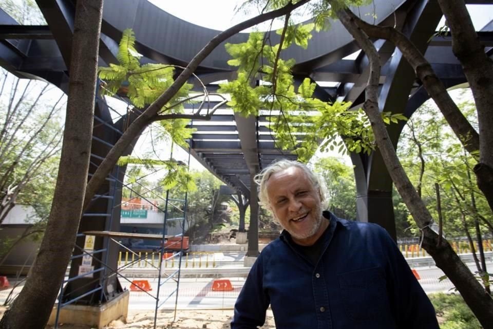 El artista Gabriel Orozco durante un recorrido por la obra que ya cobra forma sobre Parque Lira y Periférico.