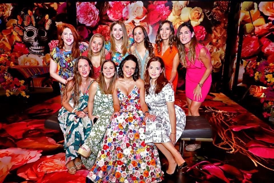 Lydia Garza, Denisse Villarreal, Gina Elizondo, Roberta de la Fuente, Gabriela Lobo e Yvette Velasco. Sentadas: Berta Haddock, Adriana Treviño, la festejada y Lorena Fautsch