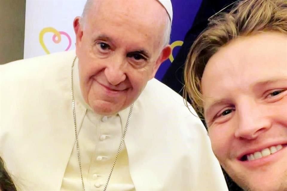 El cantante Alexander Acha (der.) se reunió en el Vaticano con el Papa Francisco, como parte de la cumbre Vitae Summit.