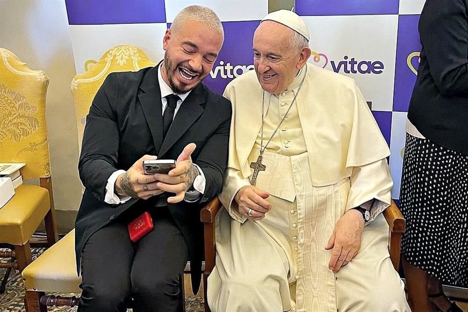 J Balvin también compartió en sus redes sociales fotos de su participación en el encuentro en el Vaticano.