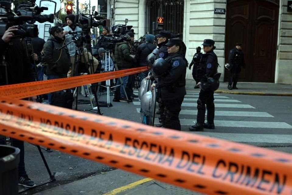 La Policía resguarda la residencia de la Vicepresidenta Cristina Fernández de Kirchner.