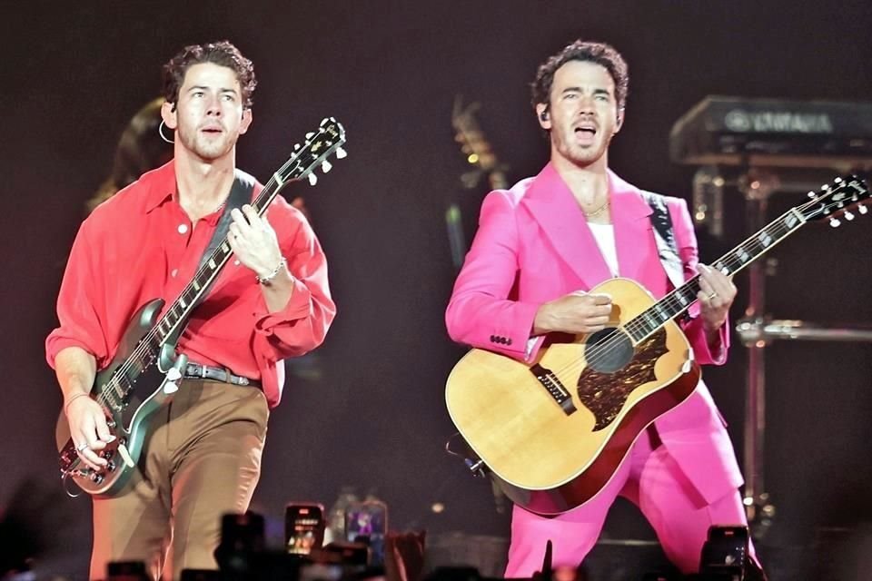 Nick (izquierda) y Kevin (derecha) durante la presentación del jueves, en el primero de dos conciertos de los Jonas Brothers en la Arena Monterrey.