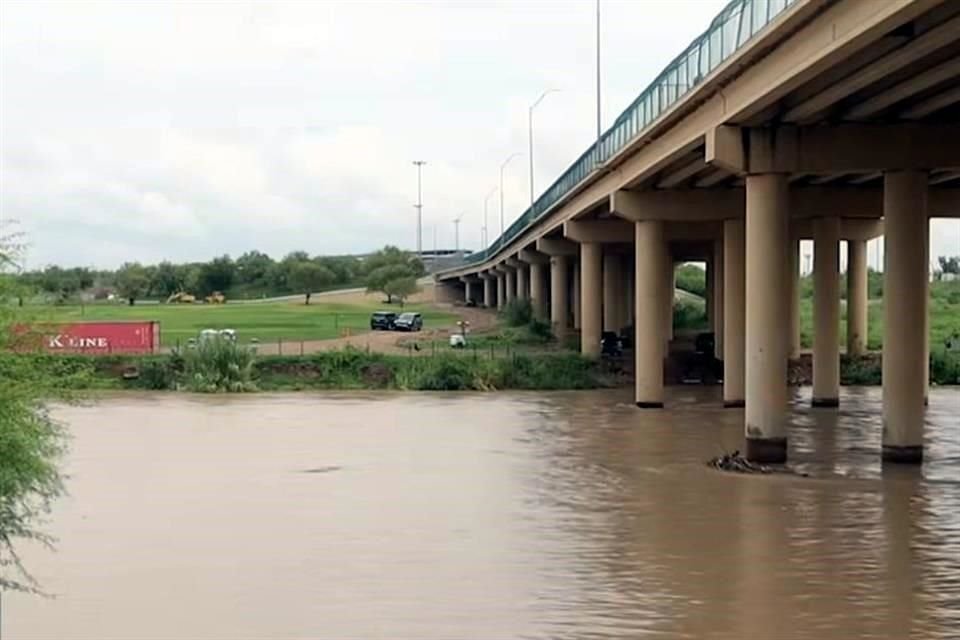 Mientras la lluvia arrecia en la zona Norte de Coahuila y Sur de Estados Unidos, la corriente del Río Bravo ha ganado caudal y peligrosidad.