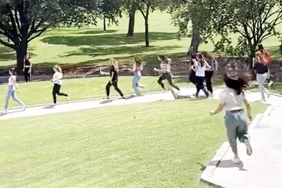 En redes sociales circularon videos con jovencitas corriendo para ver a Kevin y Nick Jonas, en el Campestre Monterrey.