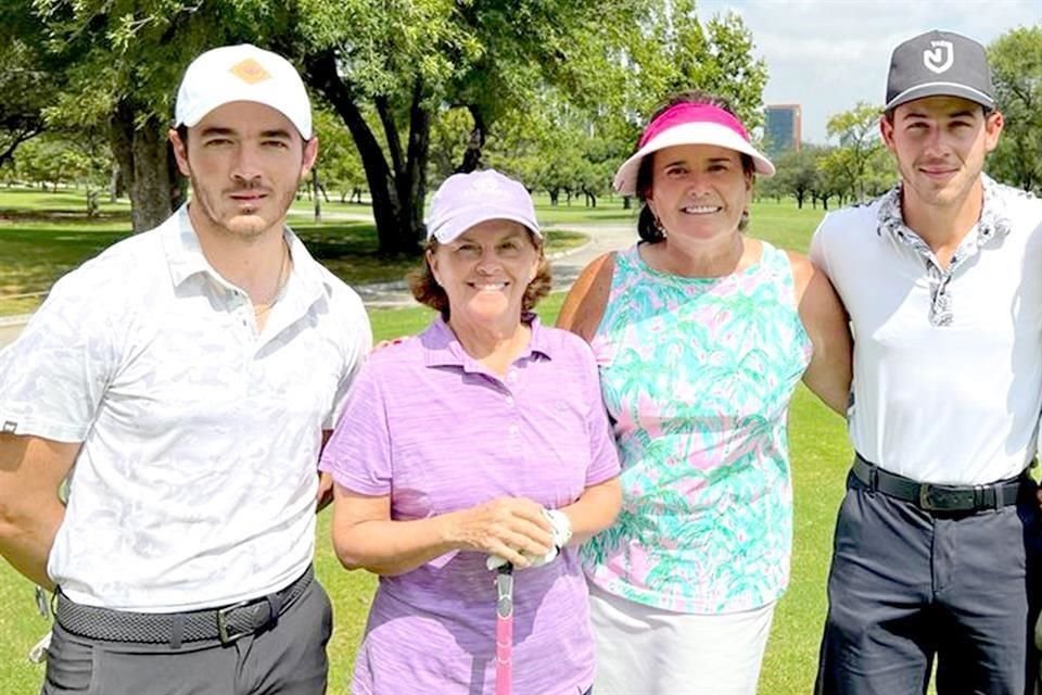 Golfistas del Campestre se tomaron fotos con los cantantes.