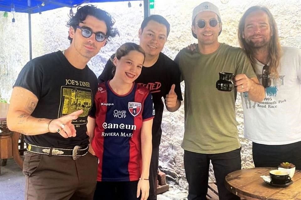 Relajados, jugando golf, cenando rico y con buenos amigos, así de bien se la pasaron los famosos Jonas Brothers durante su estadía en Monterrey.