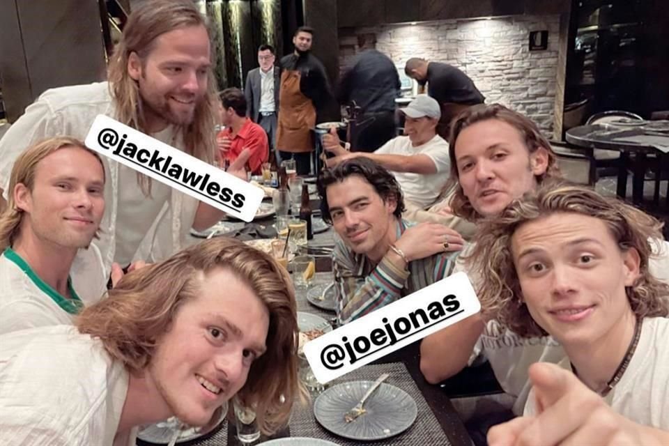 Para la cena privada invitaron a los teloneros de sus conciertos, a los chicos de la banda angelina Sitting On Stacy, a quienes se les practicó una prueba de Covid antes de la reunión con los hermanos