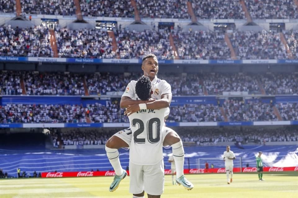 Los brasileños Rodrygo y Vinicius celebran los goles en el Santiago Bernabéu.