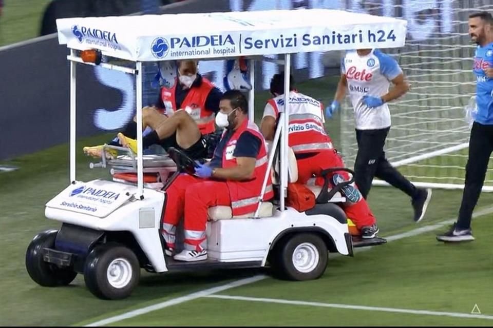 Hirving Lozano fue retirado del campo de juego luego de recibir un duro impacto en la cabeza.