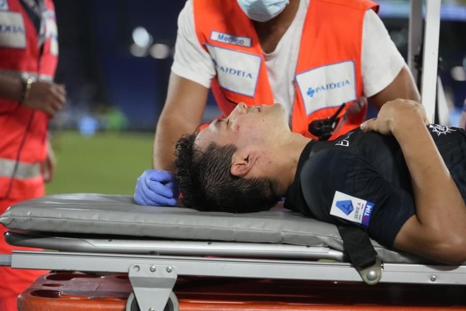 Hirving Lozano salió en camilla tras el duro golpe en la cabeza.