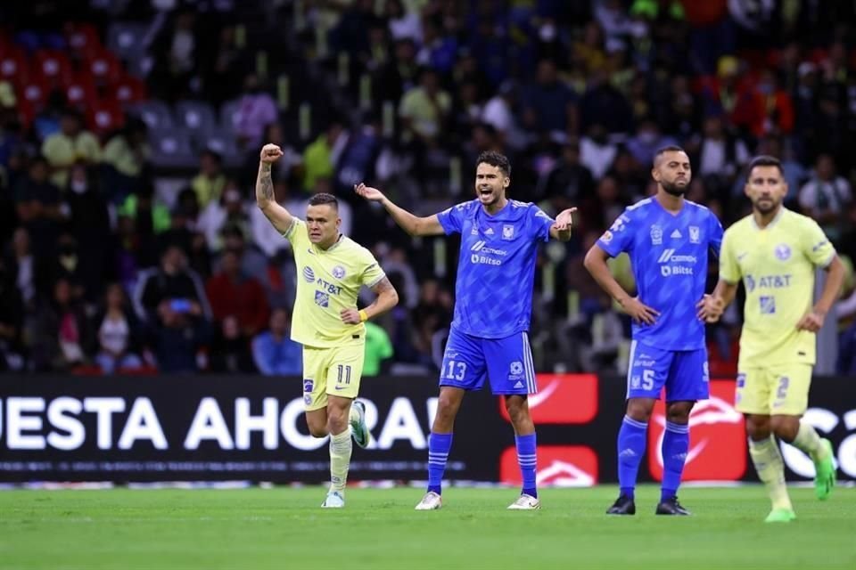 Diego Reyes tuvo un partido para el olvido e incluso regaló el balón en el segundo gol.